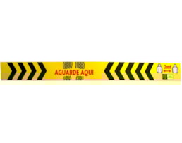 Sinalização Autocolante, 62cmX63mm, Covid "Aguarde Aqui"